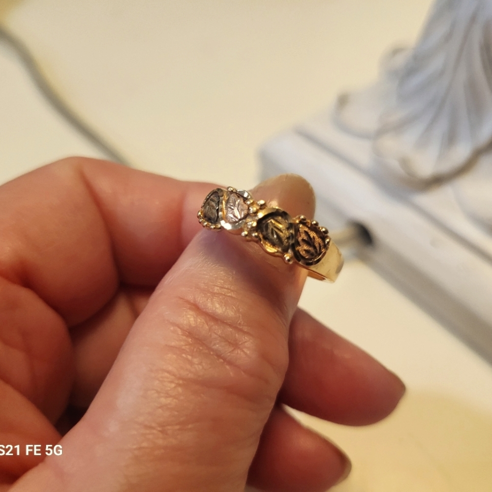 Elegant 10k Gold and Silver Floral Ring